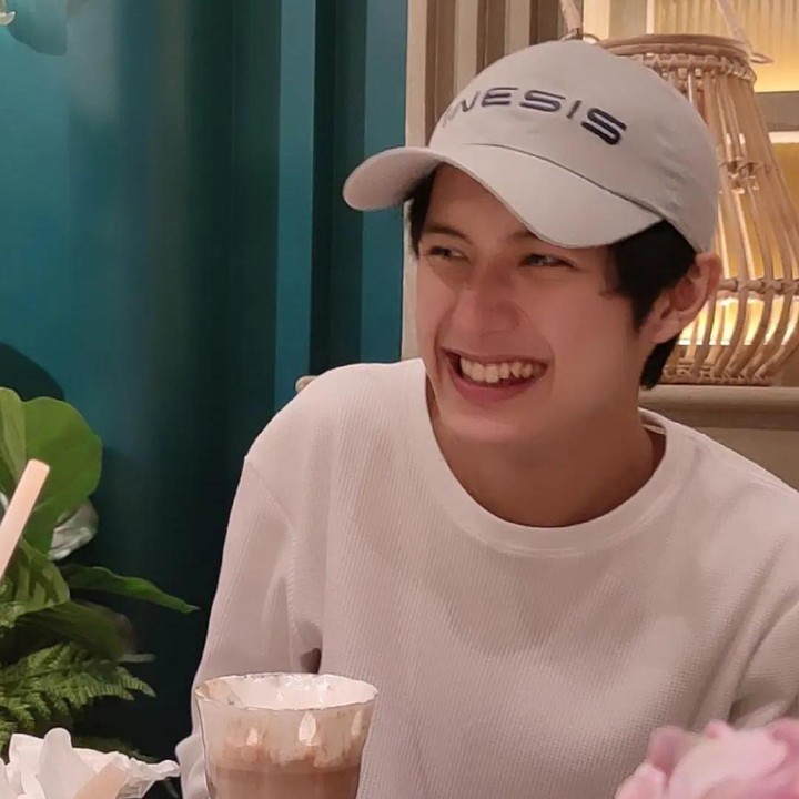 <p>Selain itu, tak sedikit yang menilai Ken mirip dengan aktor China "Anaknya mirip aktor China Chen Zhe Yuan," komentar akun @D**. "Iya nih, pas senyum ya.." sambung @Ad***. "Yuan cabang Indo," sahut @nss**** (Foto: Instagram @dellapuspita00)</p>