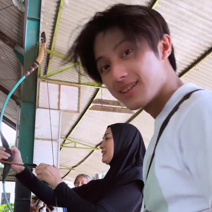 <p>Lewat media sosial, Della Puspita kerap membagikan momen ketika ia sedang melakukan <em>quality time</em> bersama sang putra. "Hari pertama aku memanah," tulis Della dalam unggahannya. (Foto: TikTok @dellapuspita79)</p>