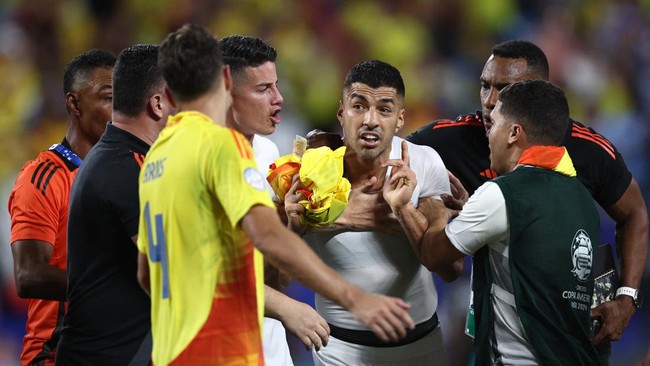 Penyerang Luis Suarez disebut mencoba menggigit Miguel Borja buntut kericuhan Uruguay vs Kolombia dalam semifinal Copa America, Kamis (11/7).