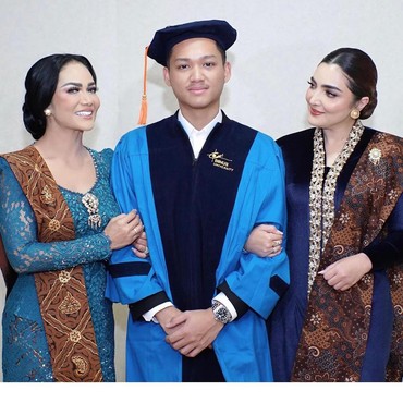 Kris Dayanti dan Ashanty Kompak Dampingi Azriel Hermansyah Wisuda