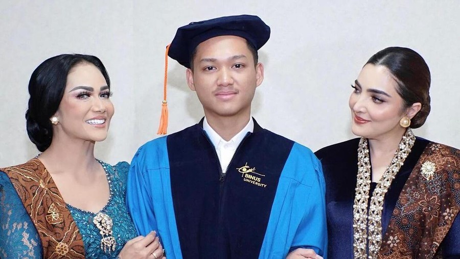 Momen wisuda Azriel Hermansyah
