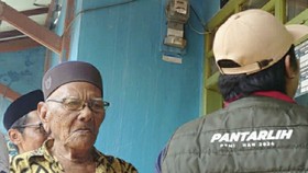 Usia 120 Tahun, Abah Totong Karawang Pemilih Tertua di Pilkada 2024