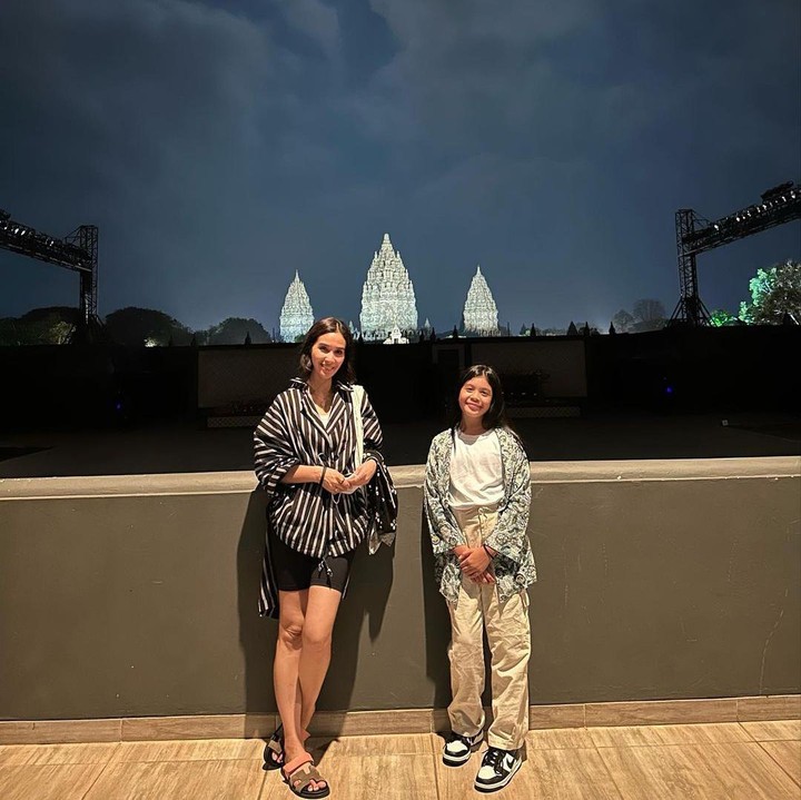 <p>Artis cantik Marsha Timothy menikah dengan Vino G Bastian pada tahun 2012, Bunda. Dari pernikahan ini, keduanya pun dikaruniai seorang putri cantik bernama Jizzy Pearl Bastian. (Foto: Instagram: @marshatimothy)</p>