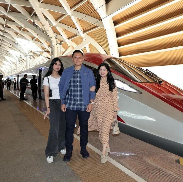 <p>Rupanya, postur tubuh tinggi itu diwariskan dari sang ayah. Agus Yudhoyo memiliki tubuh tinggi di atas rata-rata. "Salah fokus body-nya Aira tinggi, bongsor, tapi langsing," ungkap seorang netizen. "Aira paling tinggi. (Foto: Instagram: @annisayudhoyono)</p>