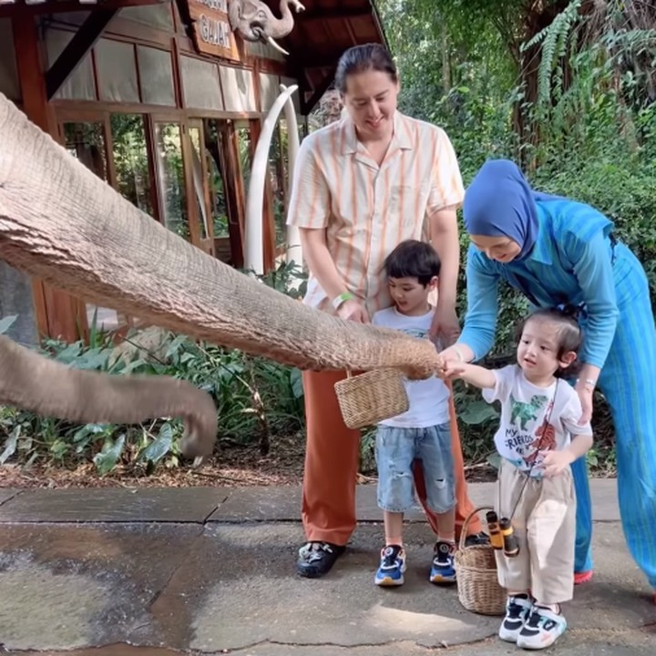 <p>Pasangan Cut Meyriska dan Roger Danuarta turut menyempatkan waktu untuk berlibur bersama kedua putranya meski sibuk bekerja. Destinasi yang dipilih untuk liburan kali ini adalah pulau Bali. (Foto: Instagram: @cutratumeyriska)</p>