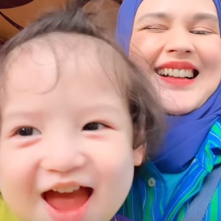 <p>"<em>Happy</em> banget hari ini bisa main ke <em>@balisafari</em>. Destinasi main favorit kita sekeluarga. Tempatnya bersih, aman, dan nyaman. Belum lagi satwanya banyak dan<em> family friendly</em> banget.<em> What a great way to spend a day</em>," tutur perempuan yang akrab disapa Chika ini. (Foto: Instagram: @cutratumeyriska)</p>