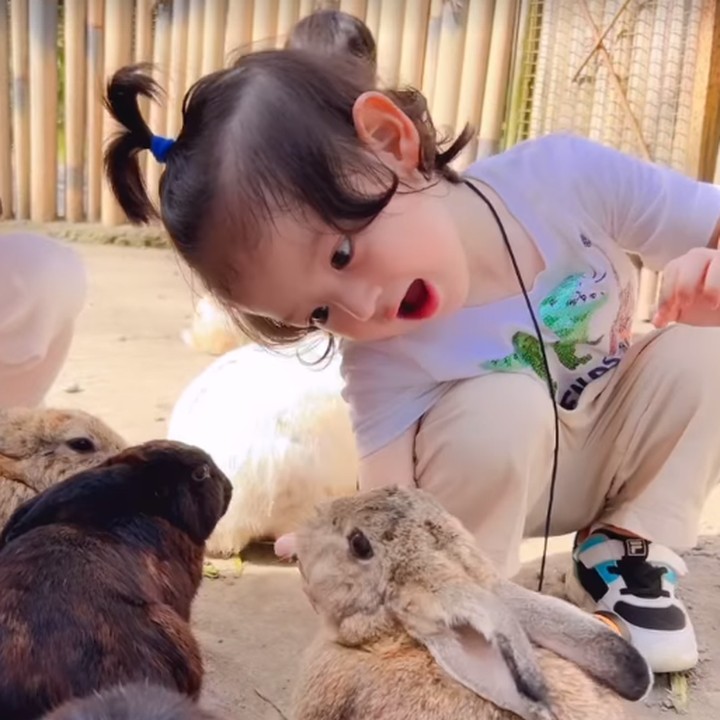 <p>"Jourell tambah imut diikat rambutnya," ujar seorang netizen dalam kolom komentar unggahan Chika. "Senang banget lihat gaya Jourell melihat gajah pakai kekeran. Kerennn," papar netizen lainnya. (Foto: Instagram: @cutratumeyriska)</p>