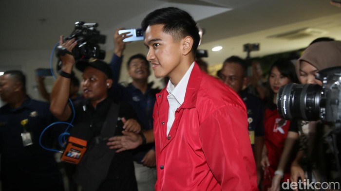 Ketua Umum PSI Kaesang Pangarep menyambangi DPP Partai Golkar, Palmerah, Jakarta Barat, Kamis (11/7/2024). Pengurus PSI kompak menggunakan rompi merah bertuliskan 'Circle K'.