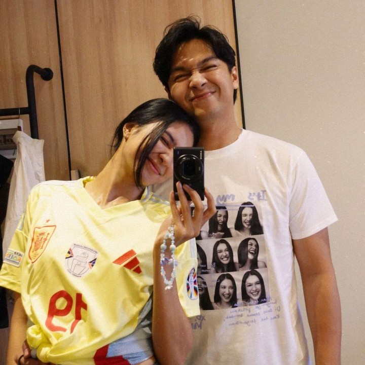 <p>"Datang jauh-jauh untuk mengejutkanku dengan kaos lucu," tulis Mikha dengan emotikon hati seraya mengunggah potret bersama sang suami. Deva pun membalas unggahan ini dengan komentar, "Akan selalu menjadi penggemar nomor satumu". (Foto: Instagram: @miktambayong)</p>