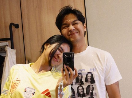 5 Potret Romantis Deva Mahenra Susul Istri Pakai Kereta ke Yogya, Beri Kejutan Tak Terduga