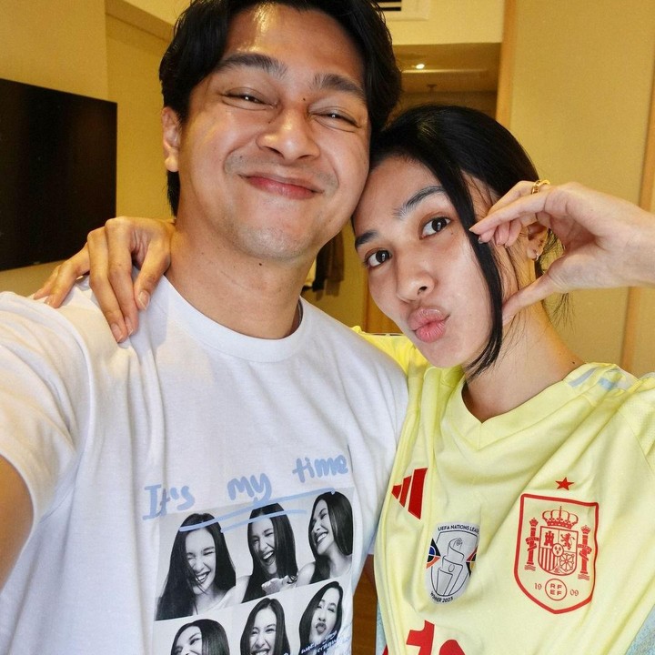 <p>Banyak netizen yang merasa gemas dengan kebucinan pasangan suami istri yang satu ini, Bunda. Tidak sedikit dari mereka yang mendoakan agar keduanya selalu langgeng dan bahagia. "Gemas banget sih kalian ini," tutur seorang netizen. "Suka lihat foto berdua. Diberkati selalu rumah tangga kalian, Amin," kata netizen lainnya. (Foto: Instagram: @miktambayong)</p>