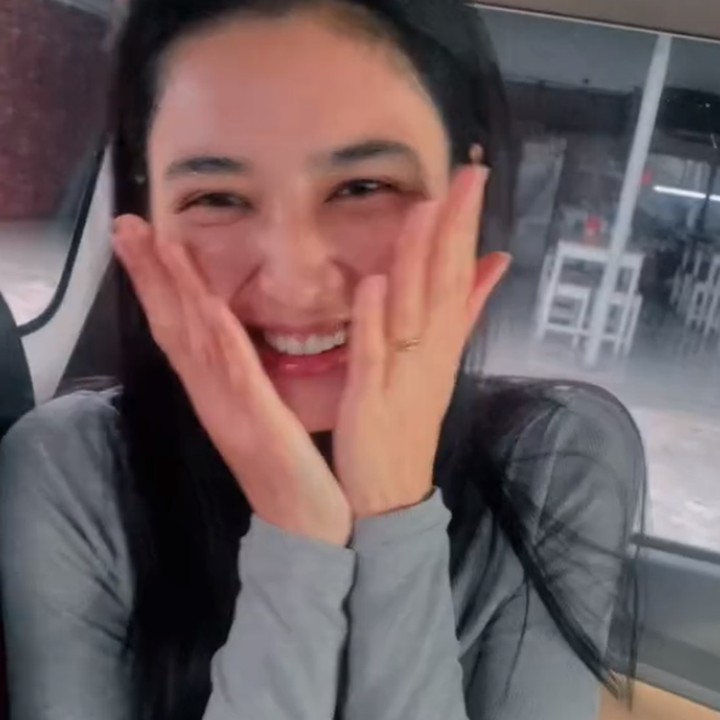 <p>Mikha Tambayong tengah merayakan anniversary fans club miliknya, Team Mikha, yang ke-15 tahun, Bunda. Kala perayaan ini, Mikha pun tengah berada di Yogyakarta. (Foto: TikTok: @devamahenra)</p>