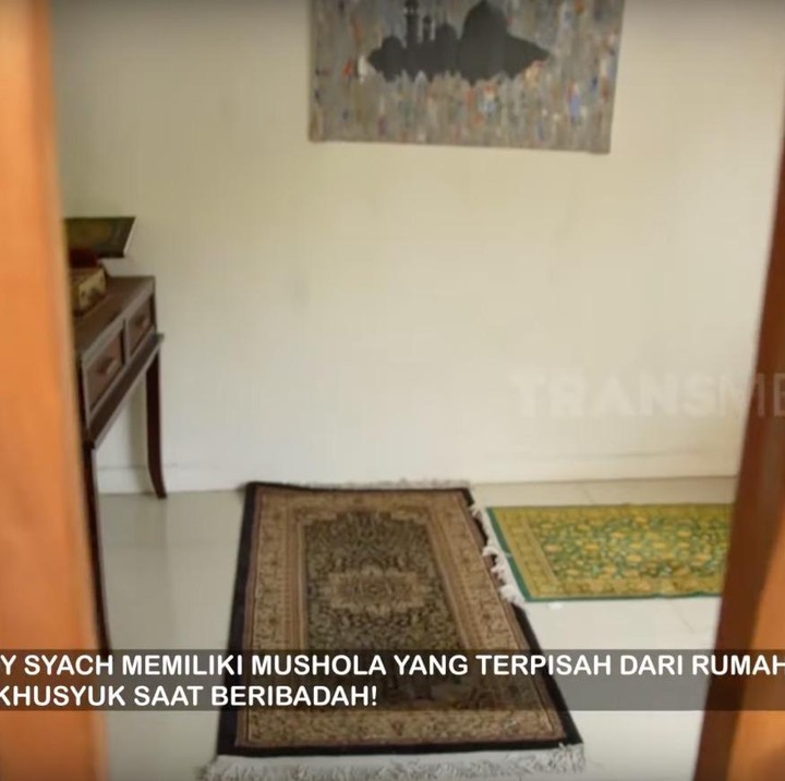 <p>Tak hanya itu saja, Teddy juga menyediakan fasilitas ibadah untuk salat, yakni musala yang terletak di dekat kolam renang. Musala terpisahnya ini dimaksudkan agar bisa lebih khusyuk saat beribadah. (Foto: YouTube TRANS7 OFFICIAL)</p>