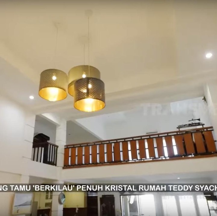 <p>Sementara itu, ia juga melengkapi perlengkapan rumah dengan nilai harga belasan juta. Salah satunya adalah lampu klasik ini yang ditaksir dengan harga Rp16 juta. (Foto: YouTube TRANS7 OFFICIAL)</p>