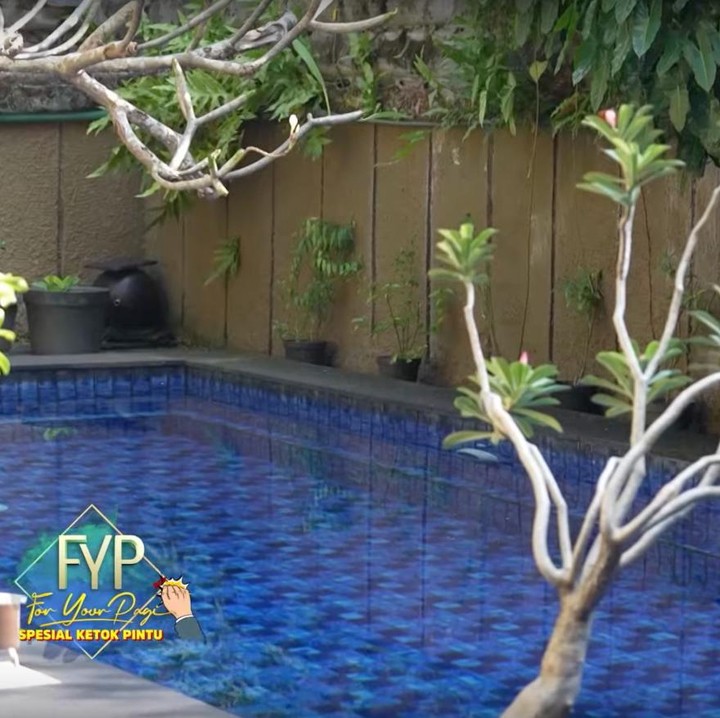 <p>Rumahnya yang berlokasi di kawasan elite Bintaro ini juga dilengkapi dengan fasilitas seperti kolam renang. Di area tersebut juga ada teras dengan sofa empuk untuk bersantai. (Foto: YouTube TRANS7 OFFICIAL)</p>