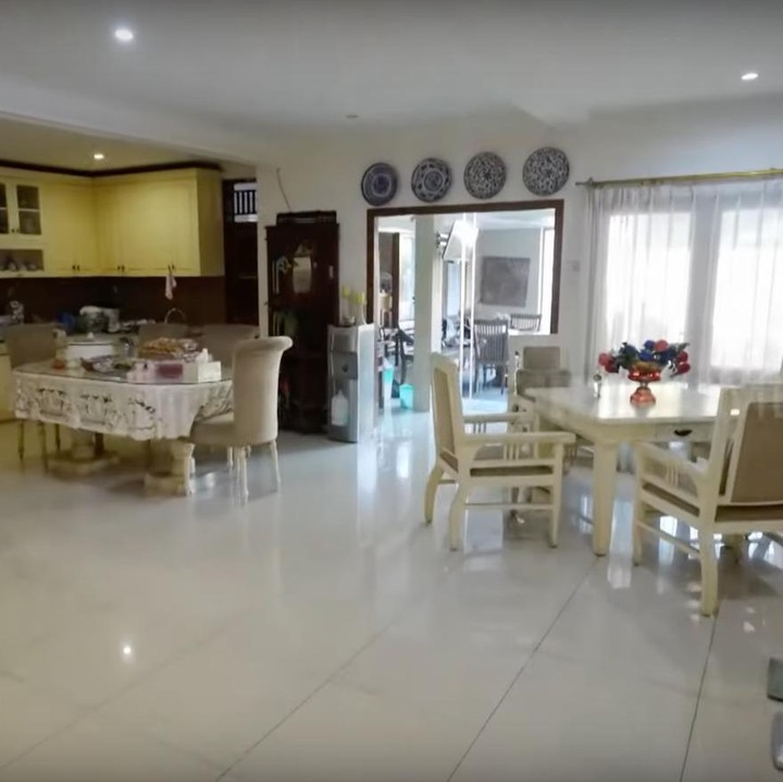 <p>Teddy menyatukan ruang tamu, dapur, dan ruang makan di area yang sama, namun rumahnya itu tetap terlihat luas. Ia pun mengatakan ternyata rumahnya ini memiliki luas sekitar 500 meter. (Foto: YouTube TRANS7 OFFICIAL)</p>