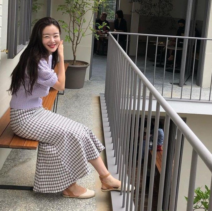 <p>Selanjutnya, Han Sunhwa mengunggah potret diri berbalutkan kaus <em>knitwear</em> dan rok kotak hitam putih. Pilihan outfit satu ini cukup simpel tetapi tetap terlihat menawan. Bunda bisa jadikannya sebagai ide busana di lain waktu. (Foto: Instagram @shh_daily)</p>