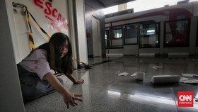 FOTO: Awas, Ada 'Zombie' di Stasiun LRT Jakarta!