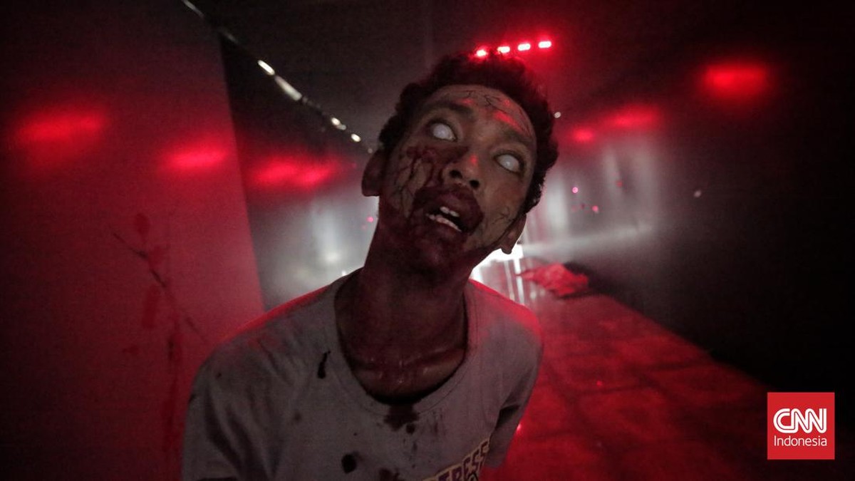 FOTO: Awas, Ada 'Zombie' di Stasiun LRT Jakarta!