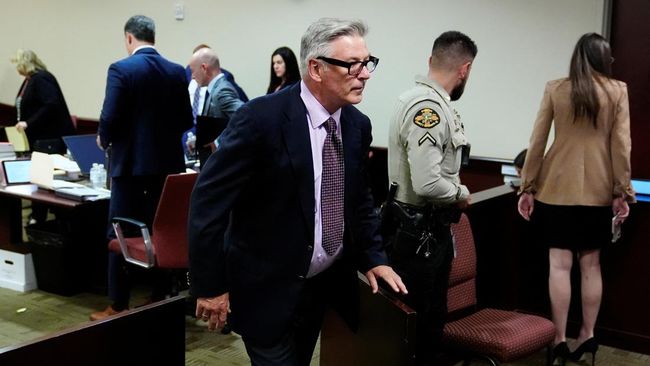 Pengacara nilai Alec Baldwin mungkin tarik pelatuk saat syuting Rust, tapi itu disebut tak buat kliennya bersalah atas kematian Halyna Hutchins.