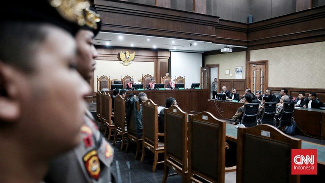 Hakim di sejumlah pengadilan menunda persidangan di hari pertama cuti massal, Senin (7/10), sebagai bagian dari aksi solidaritas menuntut kesejahteraan.