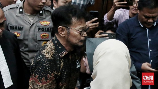 Berdasarkan pantauan di luar ruang sidang, kericuhan itu terjadi ketika SYL nan dikawal polisi dikerumuni pendukungnya saat hendak keluar usai sidang vonis.