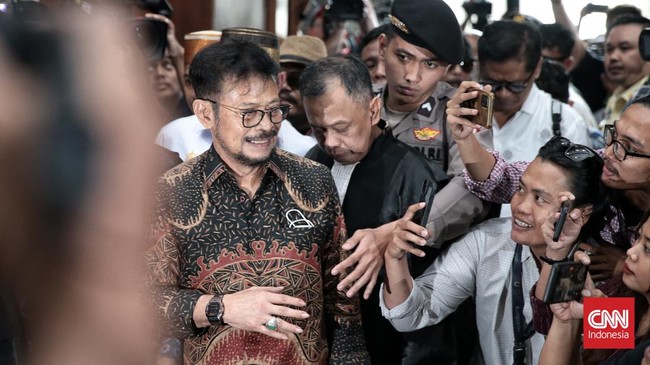 Jurnalis melaporkan aksi dugaan pengeroyokan saat kericuhan di sidang vonis eks Menteri Pertanian Syahrul Yasin Limpo (SYL).