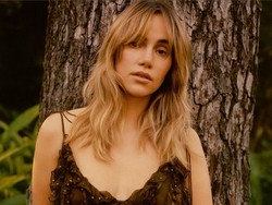 Suki Waterhouse Dirawat di Rumah Sakit karena Hernia