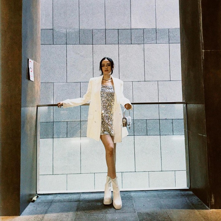 <p>Tampil lebih <em>glam</em>, Syifa Hadju memadukan <em>blazer</em> putih polos dengan inner berupa<em> sequin dress</em> berpotongan mini. Ada yang menarik untuk Bunda sontek? Share ya di kolom komentar. (Foto: Instagram @syifahadju)</p>