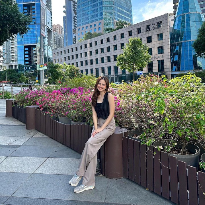 <p>Syifa Hadju dikenal sebagai salah satu artis muda dengan gaya <em>fashion</em> modis. Tengok saja padu padan busana Syifa dengan mengenakan <em>vest.</em> Ia memadukannya bersama <em>inner</em> warna hitam dan celana <em>trousers</em> bersiluet <em>loose.</em> (Foto: Instagram @syifahadju)</p>