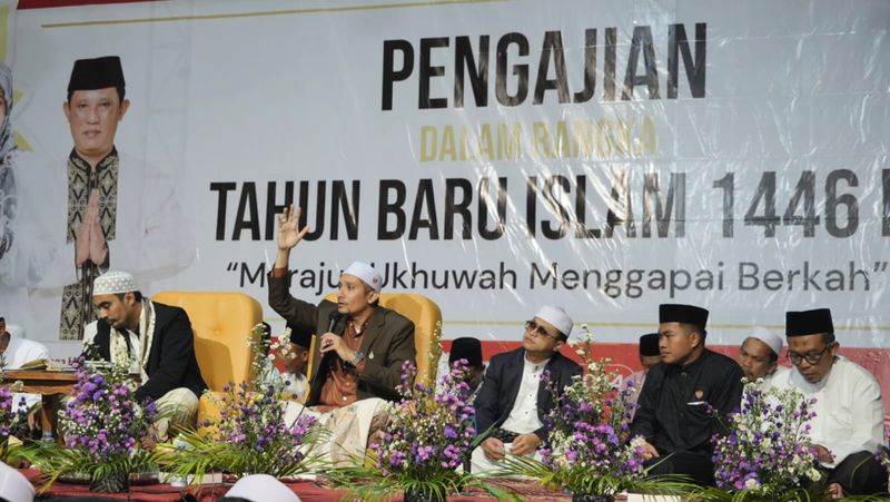 Pemerintah Kabupaten (Pemkab) Klaten, Jawa Tengah menggelar pengajian akbar memperingati Tahun Baru Islam 1146 Hijriyah bertema Merajut Ukhuwah Menggapai Berkah