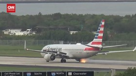 VIDEO: Detik-detik Ban Pesawat American Airlines Meledak dan Terbakar