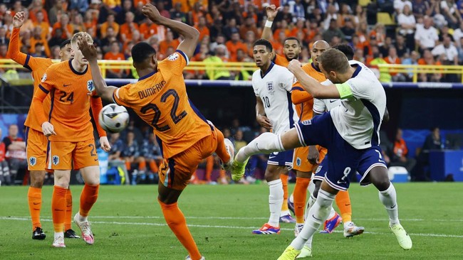 Kemenangan Inggris atas Belanda dengan skor 2-1 di semifinal Euro 2024 diwarnai penalti kontroversial. Sebelum insiden Dumfries dan Kane, Saka handball.