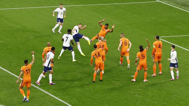 Mantan bek kanan timnas Inggris Gary Neville mengecam penalti yang didapat The Three Lions saat melawan Belanda pada semifinal Euro 2024.