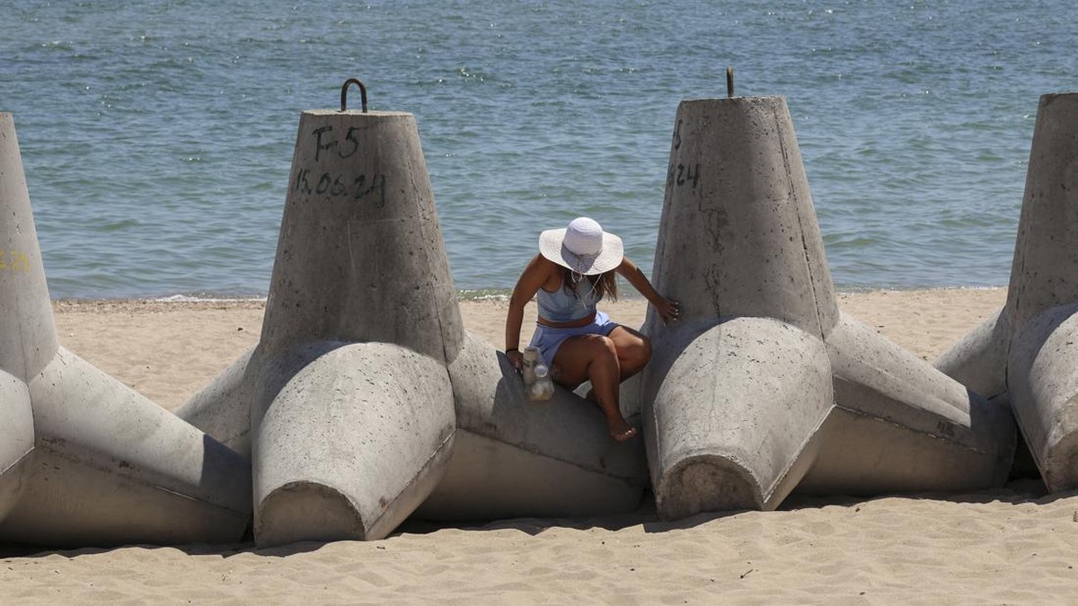 FOTO: Warga Ukraina Santai di Pantai yang Dipasang Benteng Halau Rusia