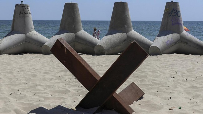 FOTO: Warga Ukraina Santai di Pantai yang Dipasang Benteng Halau Rusia