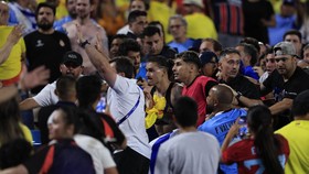 Nunez Disanksi 5 Laga Buntut Baku Hantam dengan Fans Kolombia