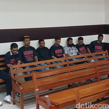 Kaus Hitam Bertuliskan Hukuman Mati di Sidang Kasus Kematian Dante