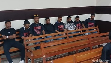 img-title Kaus Hitam Bertuliskan Hukuman Mati di Sidang Kasus Kematian Dante