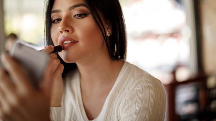 10 Warna Lipstik yang Membuat Wajah Cerah, Bikin Makin Pede Cek di sini warna lipstik apa yang bisa membuat wajah tampak cerah dan semakin membuat Bunda percaya diri. Pilih warna lipstik sesuai tone kulit wajah Bunda ya!