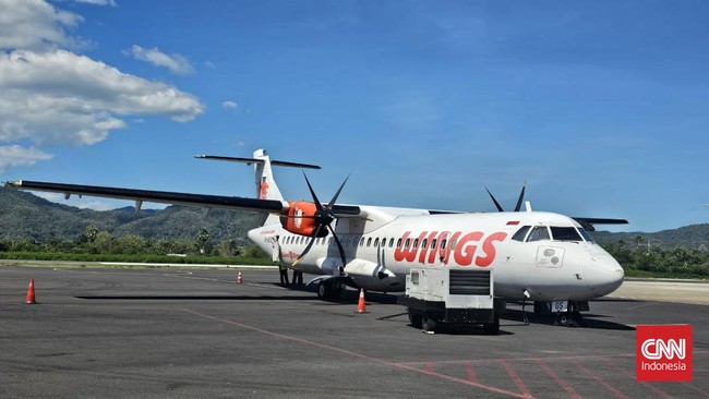 Sekitar 75 penumpang pesawat Wings Air terlantar di Bandara Internasional Komodo Labuan Bajo setelah pesawatnya kandas mendarat di Ende.