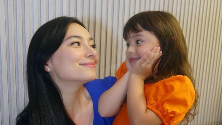 Asmirandah dan sang anak Chloe Asmirandah dan sang anak Chloe