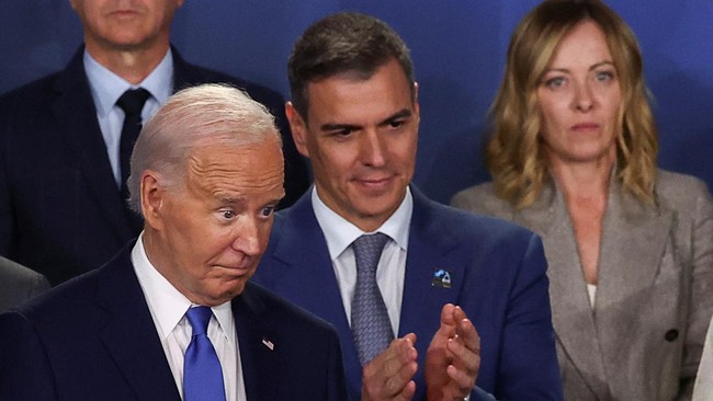 FOTO: Tawa Zelensky saat Biden Salah Sebut Namanya jadi Presiden Putin