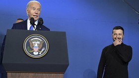 FOTO: Tawa Zelensky saat Biden Salah Sebut Namanya jadi Presiden Putin