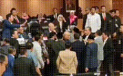 Detik-detik Senator Coba Rebut Mikrofon-Palu Sidang La Nyalla