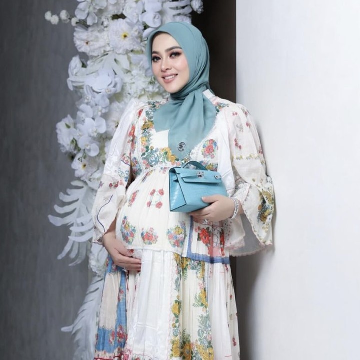 <p>Syahrini sempat merahasiakan kehamilannya. barulah setelah usia kehamilan memasuki 7 bulan, Syahrini mulai terbuka ke publik. Ia banyak mengunggah foto-foto dirinya dengan perut yang sudah membasar. <br /><br />Beginilah penampilan Syahrini saat usia kehamilannya masuk 7 bulan. Ia tampak anggun mengenakan gaun bermotif bunga-bunga dan hijab berwana biru senada dengan tas kecil yang dia pegang. Foto: Instagram @princessyahrini</p>