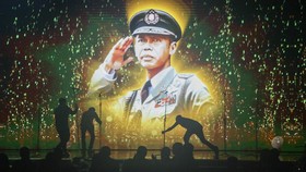 Kapolri Terima Lukisan dari Keluarga Almarhum Jenderal Hoegeng