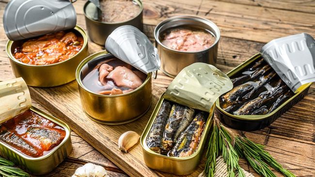 Makanan kaleng kerap jadi pilihan yang mudah disajikan. Tapi, bahaya makanan kaleng sangat berdampak terhadap kesehatan.