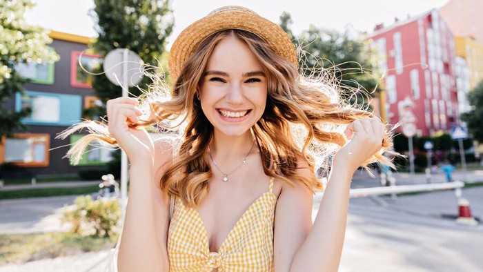 img-title 7 Inspirasi Gaya Rambut Simple untuk Aktivitas Akhir Pekan, Bikin Makin Stylish!