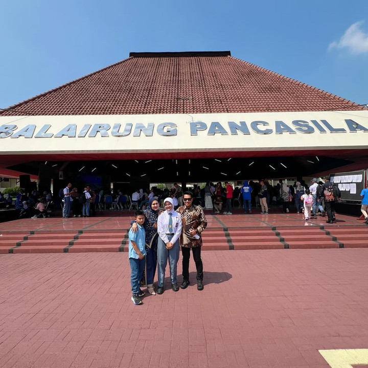 <p>Dalam unggahan terbarunya, Juliana membagikan potret ketika ia dan suami mengantar sang putri ke sekolahnya. "Alhamdulillah. Papa TN 6 vs Kakak TN 35 dan mama TNK…. (Taman nak-Kanak)," tulisnya dalam unggahan foto tersebut. (Foto: Instagram @julianamoechtar @nurwe2001)</p>